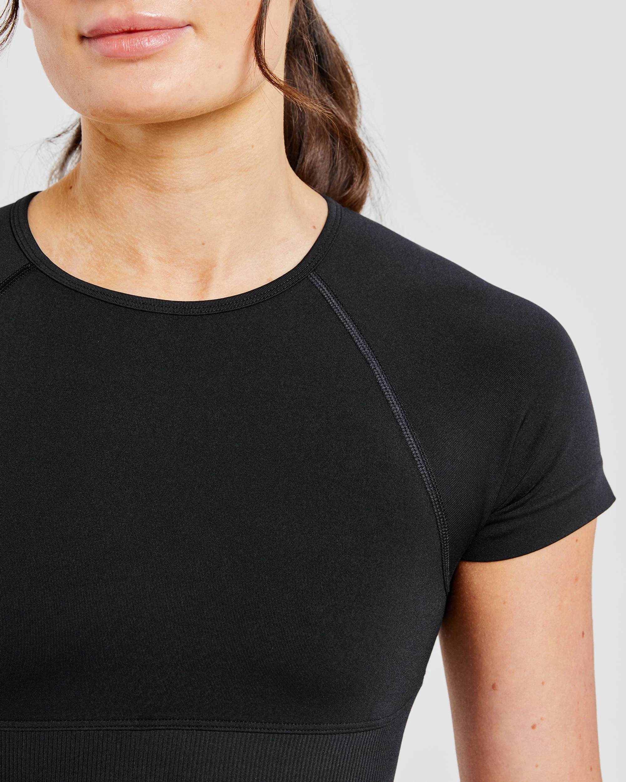 Adapt Seamless Crop Top - Zwart - Image 5