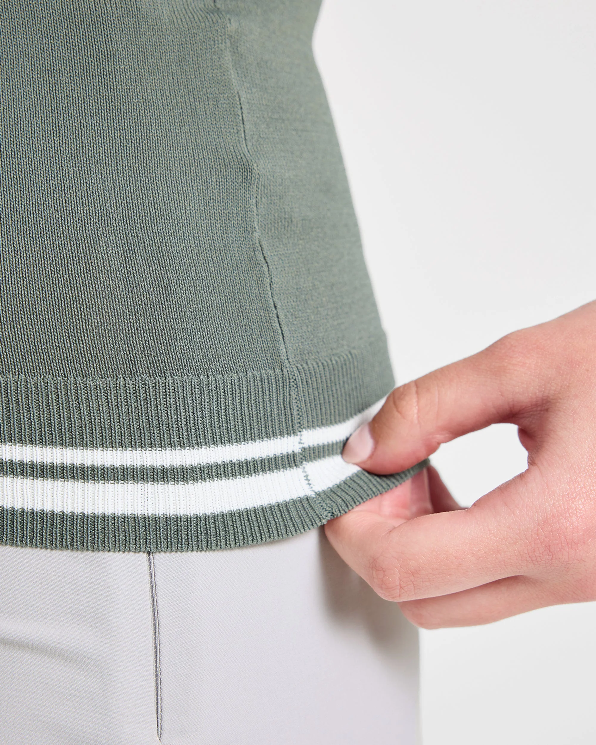 Classic Knitted V Neck Vest - Hillside Groen - Image 6