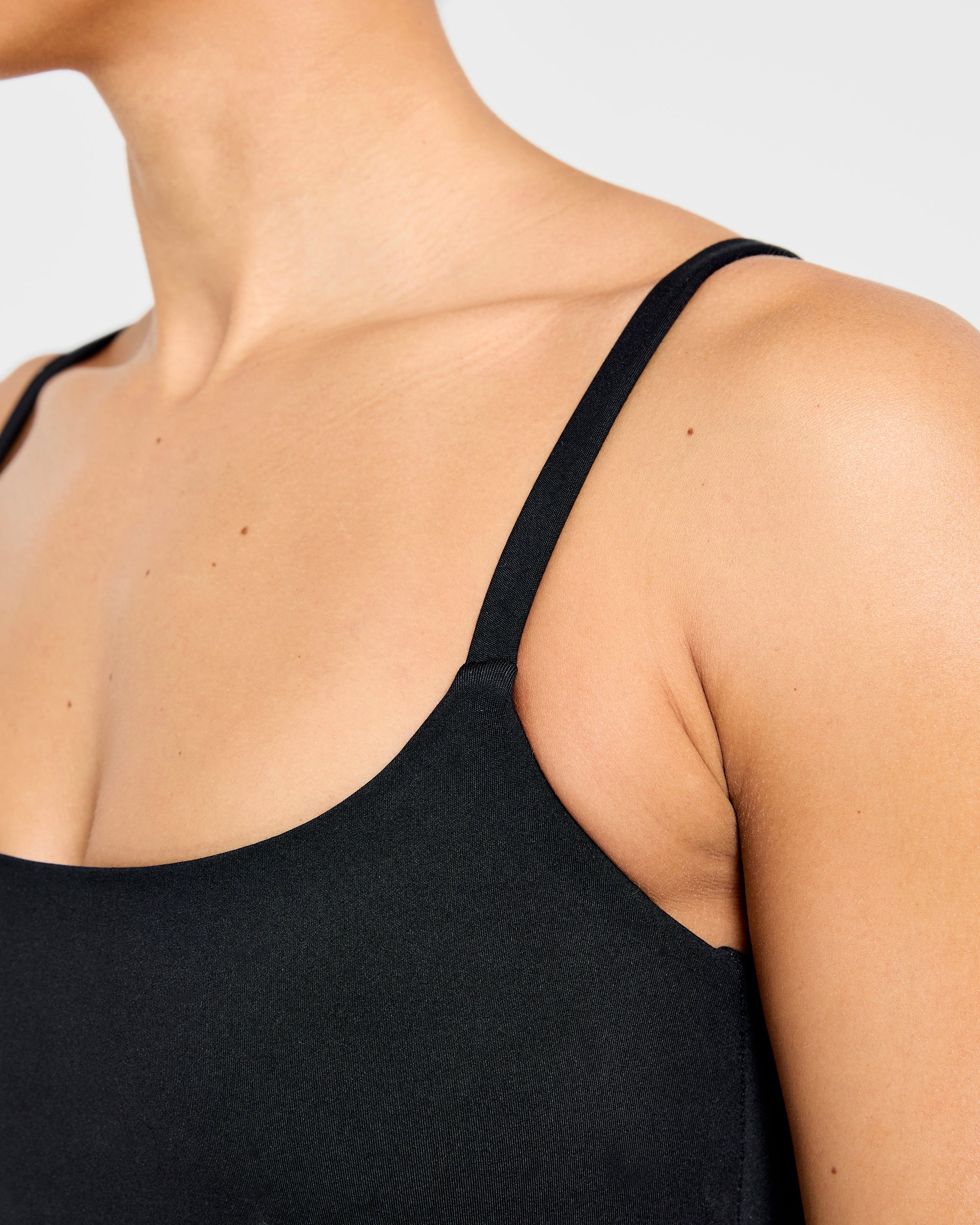 Essential Strappy Tank Top - Zwart - Image 5